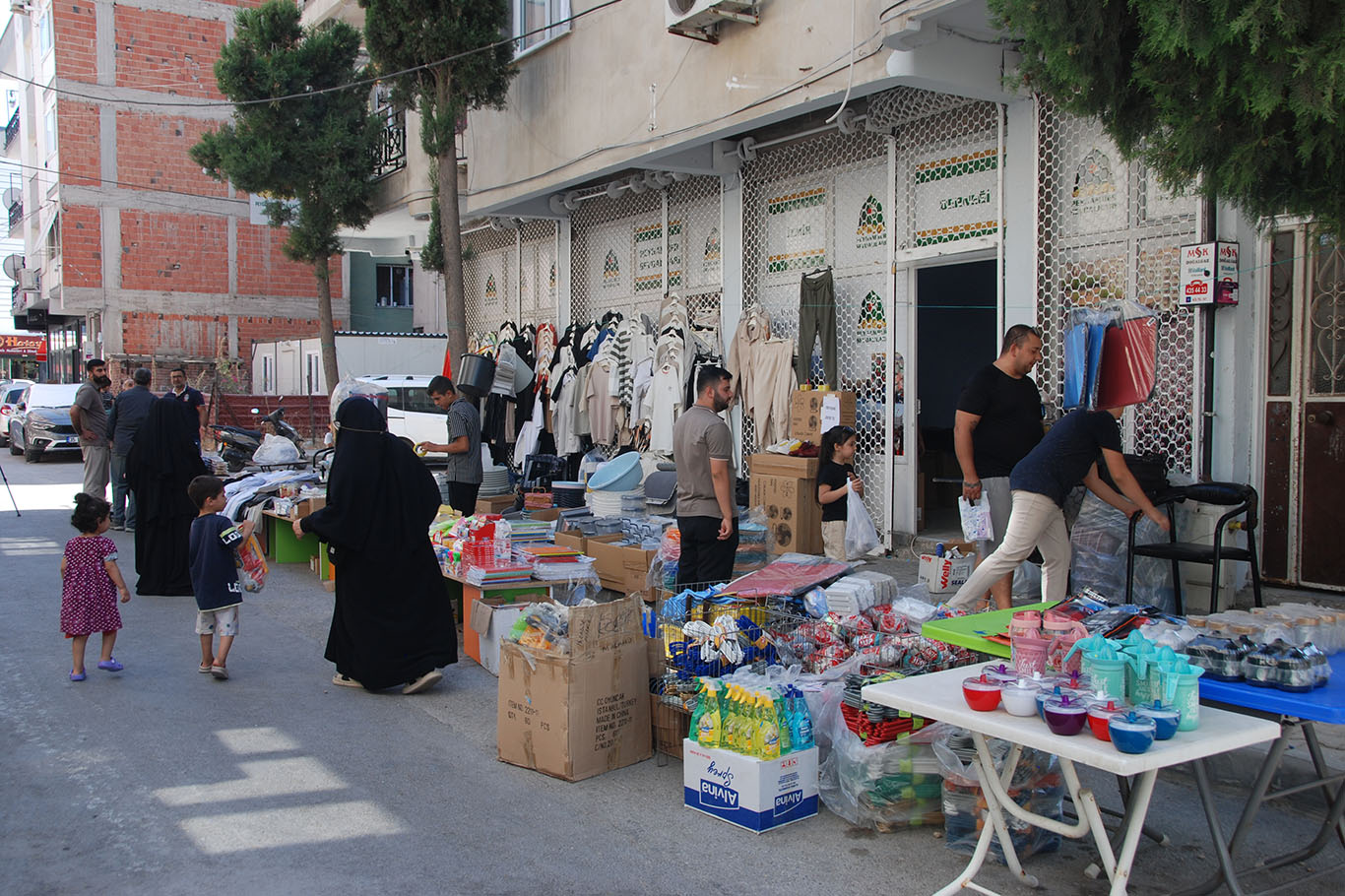 İzmir Umut Kervanı, ihtiyaç sahibi ve yetim aileler yararına kermes düzenledi