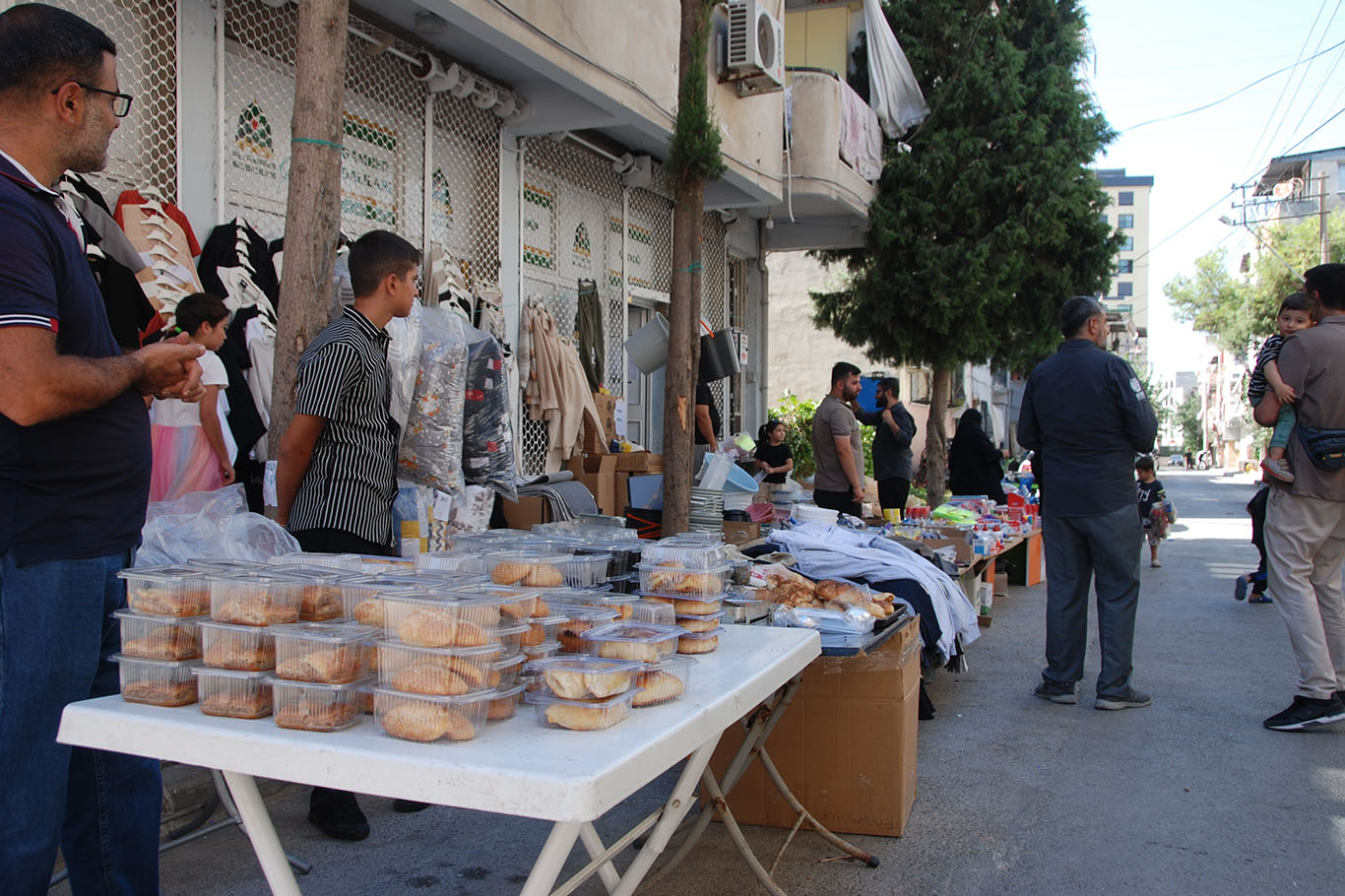 İzmir Umut Kervanı, ihtiyaç sahibi ve yetim aileler yararına kermes düzenledi