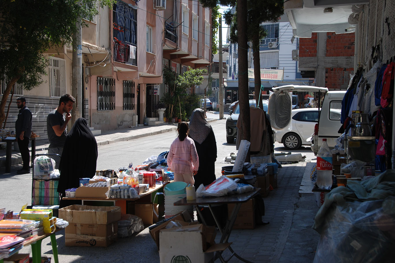 İzmir Umut Kervanı'nın ihtiyaç sahipleri yararına düzenlediği kermesin ikinci günü