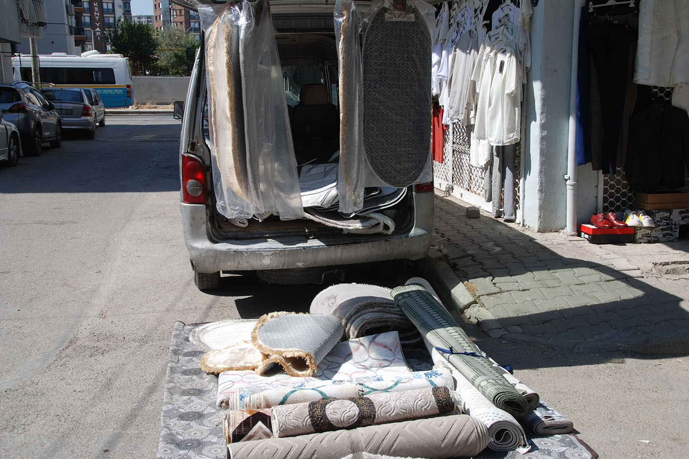 İzmir Umut Kervanı'nın ihtiyaç sahipleri yararına düzenlediği kermesin ikinci günü