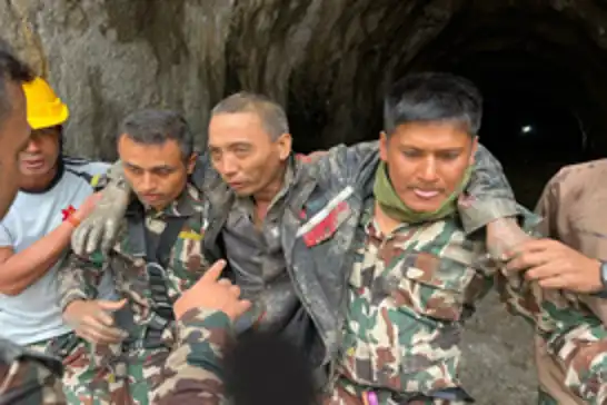 Nepal'deki felaketten 10 gün sonra bir kişi daha canlı kurtarıldı