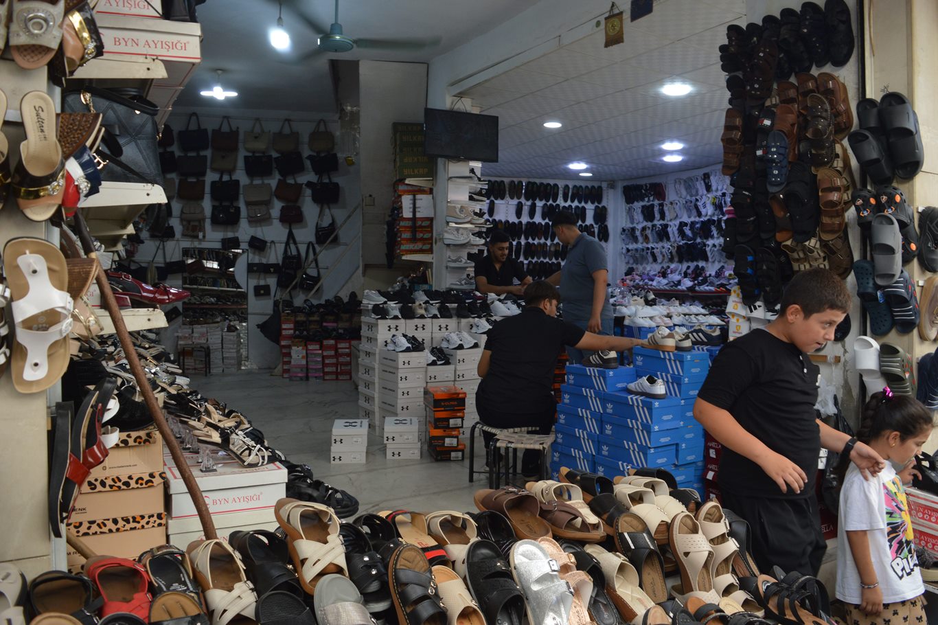 Siirt’te okul alışverişi hareketlendi: Esnaf son gün yoğunluğuna karşı uyardı