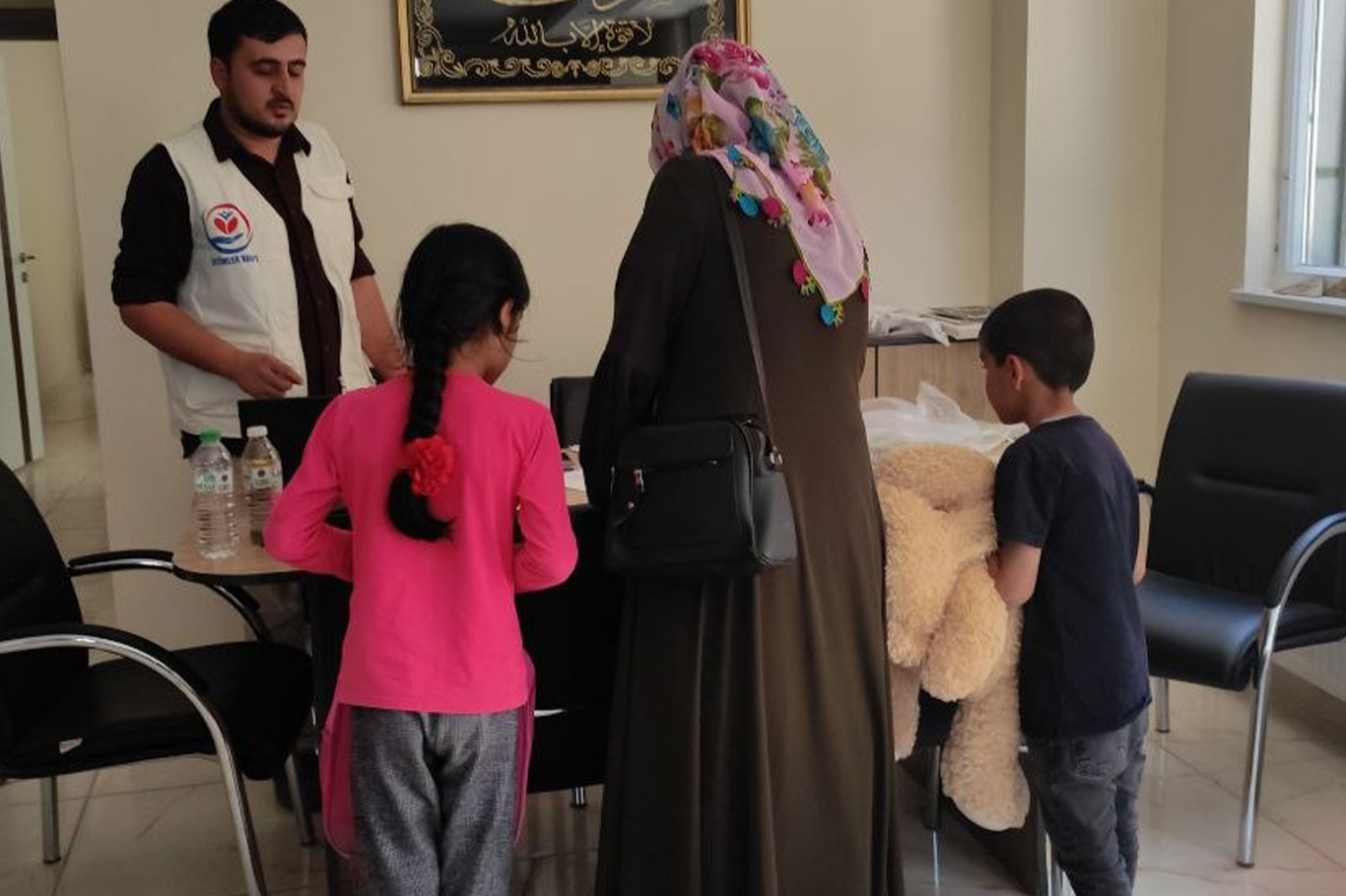  Yetimler Vakfı Van’da yetim çocuklara kırtasiye yardımında bulundu