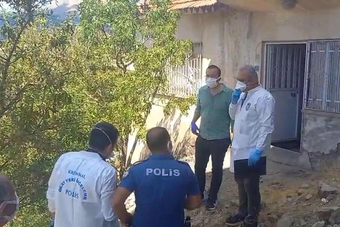 Kendisinden haber alınamayan emekli öğretmen evinde ölü bulundu