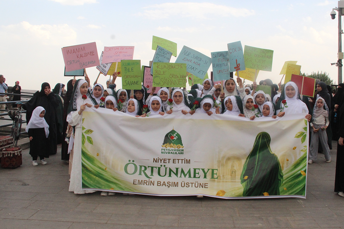 Cizre'de yüzlerce genç kız "Niyet Ettim Örtünmeye, Emrin Başım Üstüne" dedi