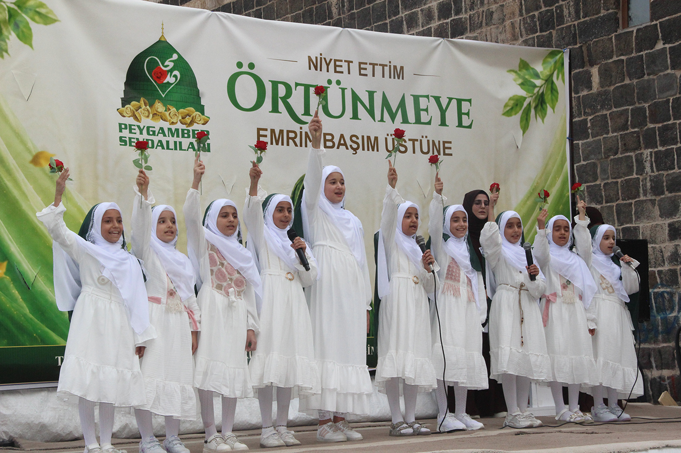 Cizre'de yüzlerce genç kız "Niyet Ettim Örtünmeye, Emrin Başım Üstüne" dedi