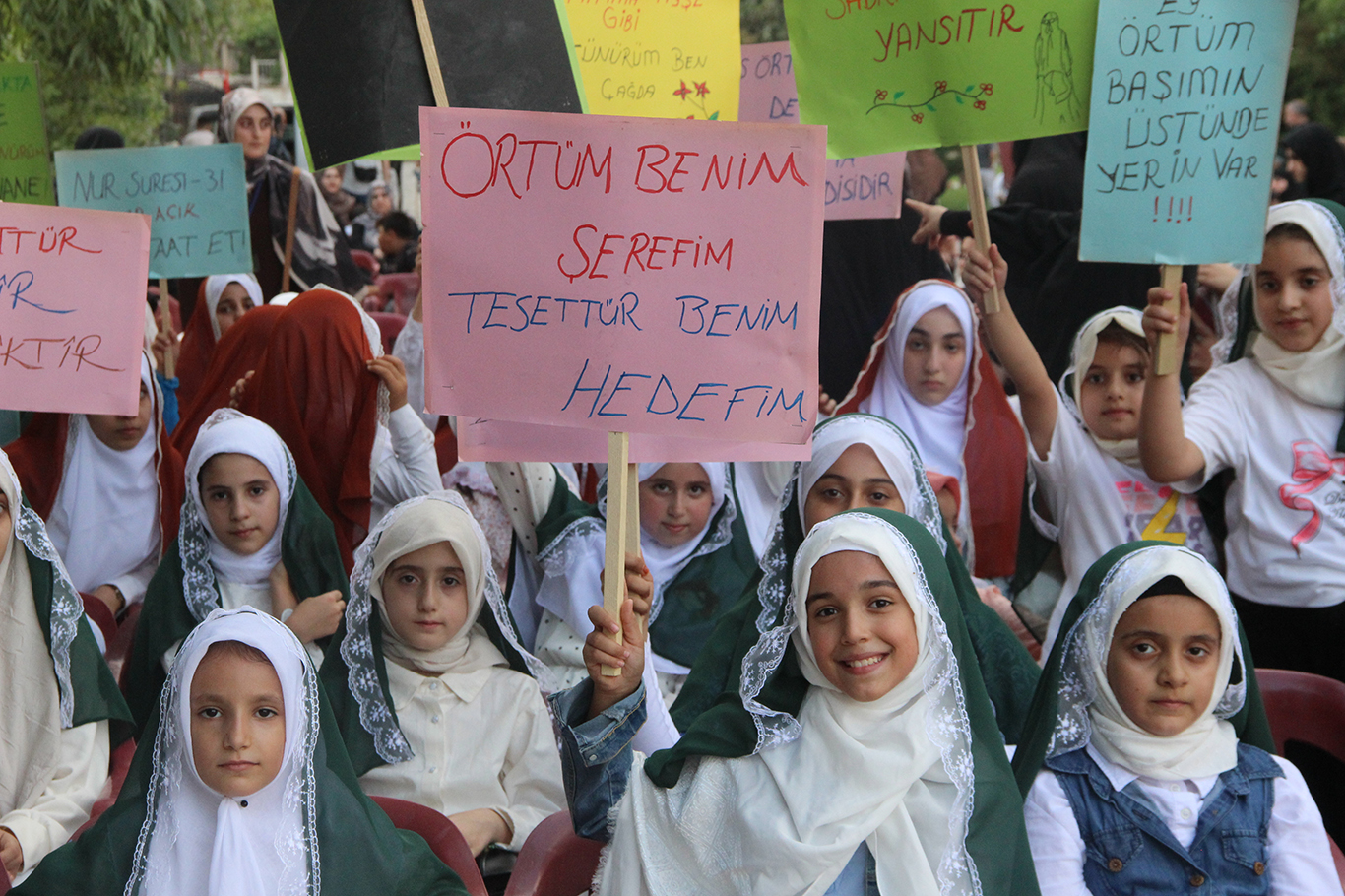 Cizre'de yüzlerce genç kız "Niyet Ettim Örtünmeye, Emrin Başım Üstüne" dedi