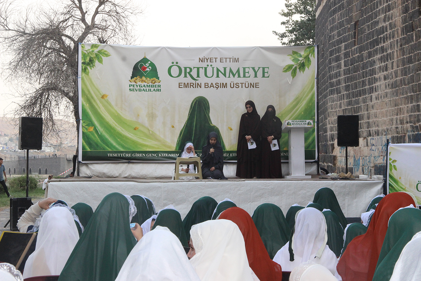 Cizre'de yüzlerce genç kız "Niyet Ettim Örtünmeye, Emrin Başım Üstüne" dedi