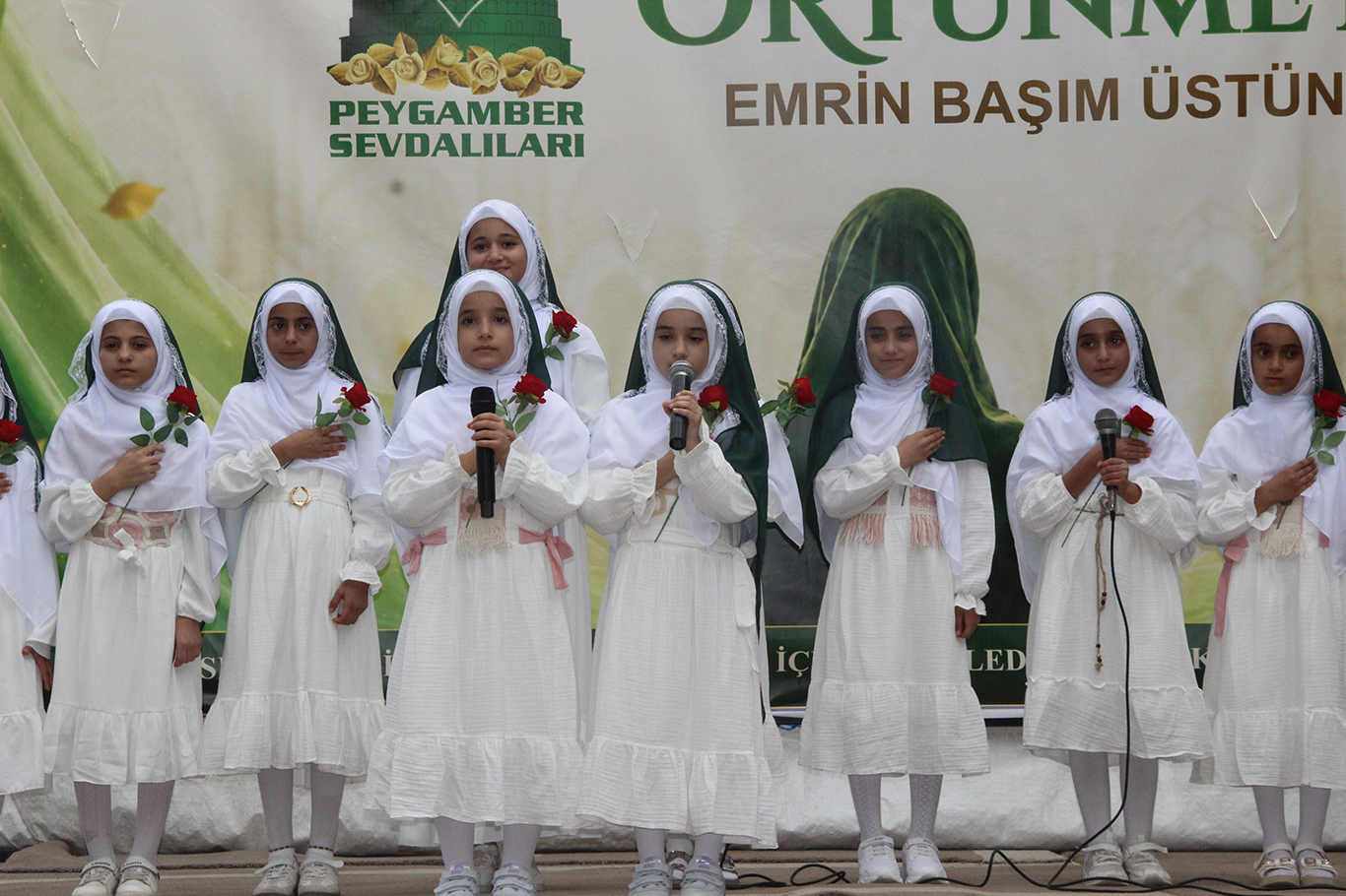 Cizre'de yüzlerce genç kız "Niyet Ettim Örtünmeye, Emrin Başım Üstüne" dedi