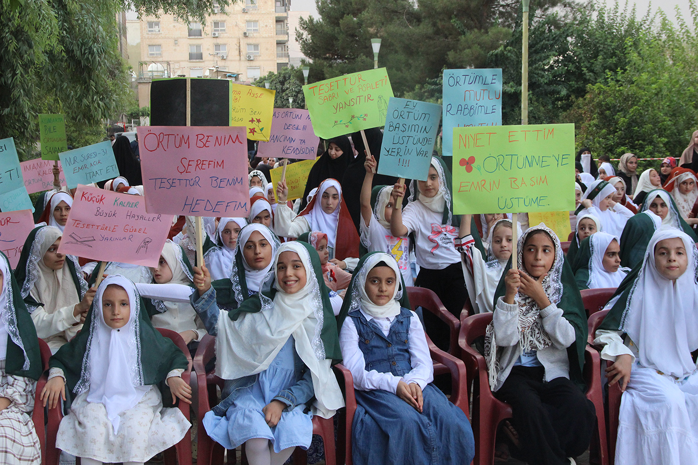 Cizre'de yüzlerce genç kız "Niyet Ettim Örtünmeye, Emrin Başım Üstüne" dedi