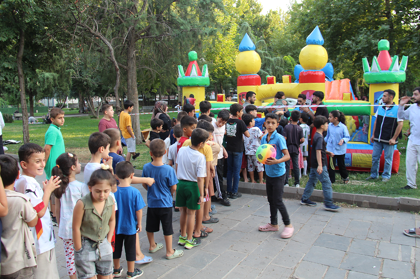 Davet ve Gençlik Hareketi'nden Bağlar'da coşkulu park etkinliği