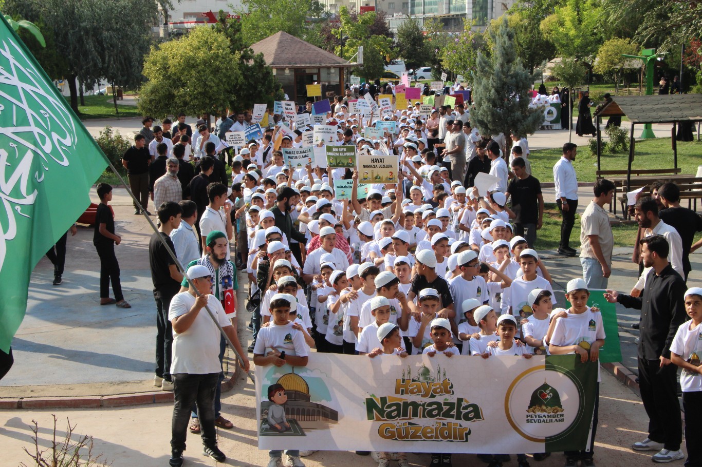 A generation raised with prayer: Hundreds of children celebrate the beauty of salah in Mardin
