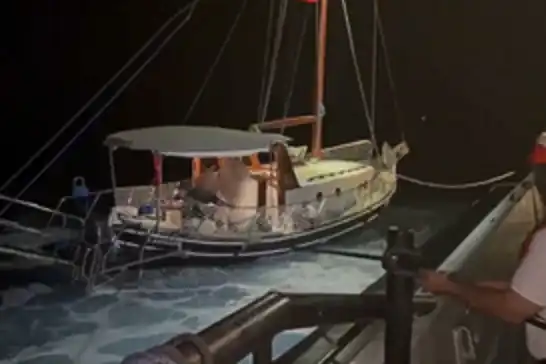 Muğla'da sürüklenen teknedeki 2 kişi kurtarıldı