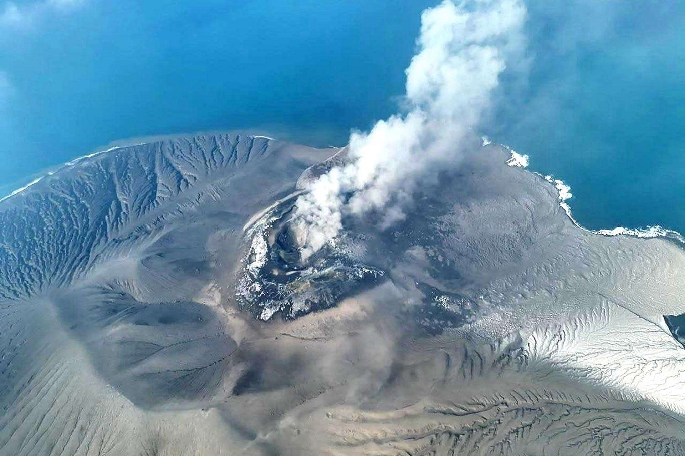 Indonesia's Anak Krakatau eruption disrupts over 2,300 flights, strands 270,000 passengers