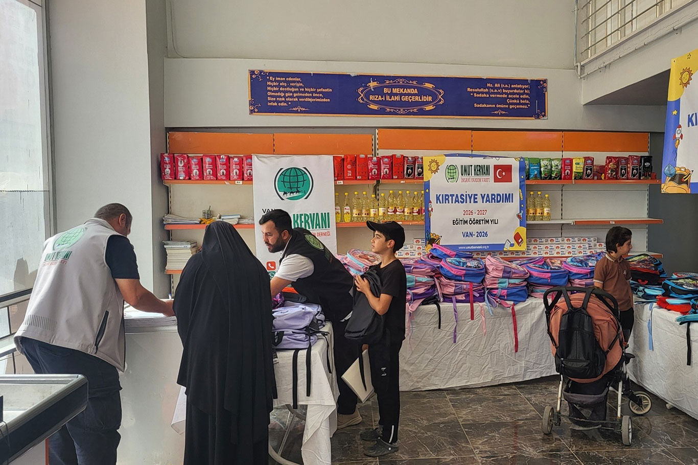 Van Umut Kervanı’ndan ihtiyaç sahibi öğrencilere kırtasiye yardımı