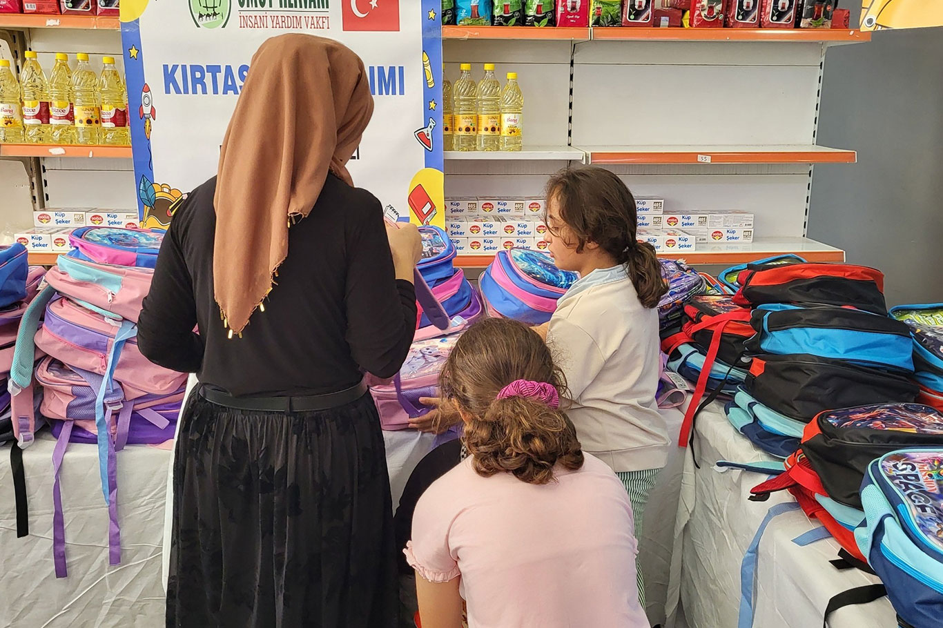 Van Umut Kervanı’ndan ihtiyaç sahibi öğrencilere kırtasiye yardımı