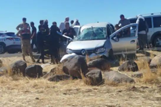 Diyarbakır'da otomobil takla attı: 2'si ağır 3 yaralı