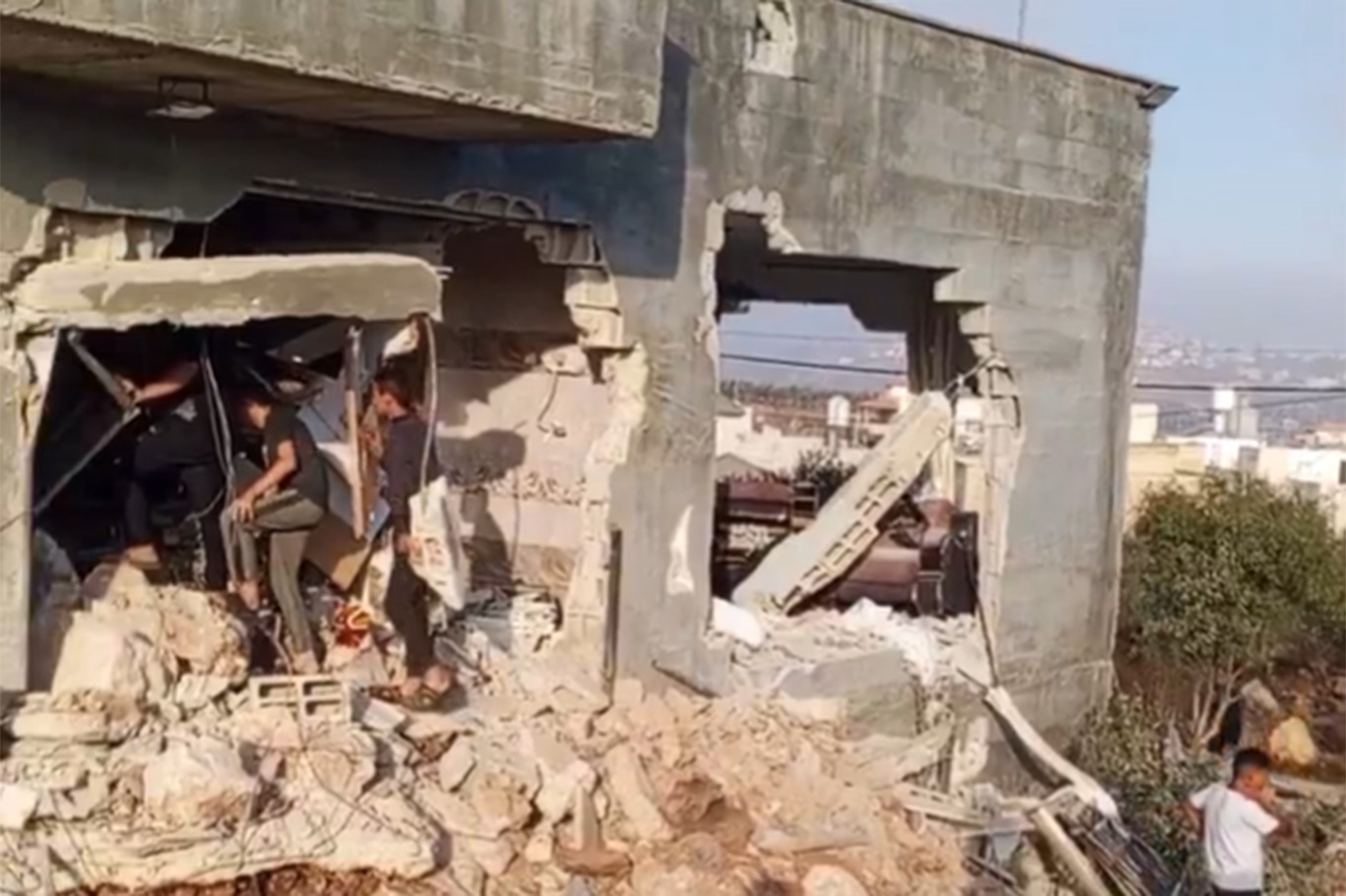 الاحتلال يعدم فلسطينيًا خلال اقتحام منزله في نابلس