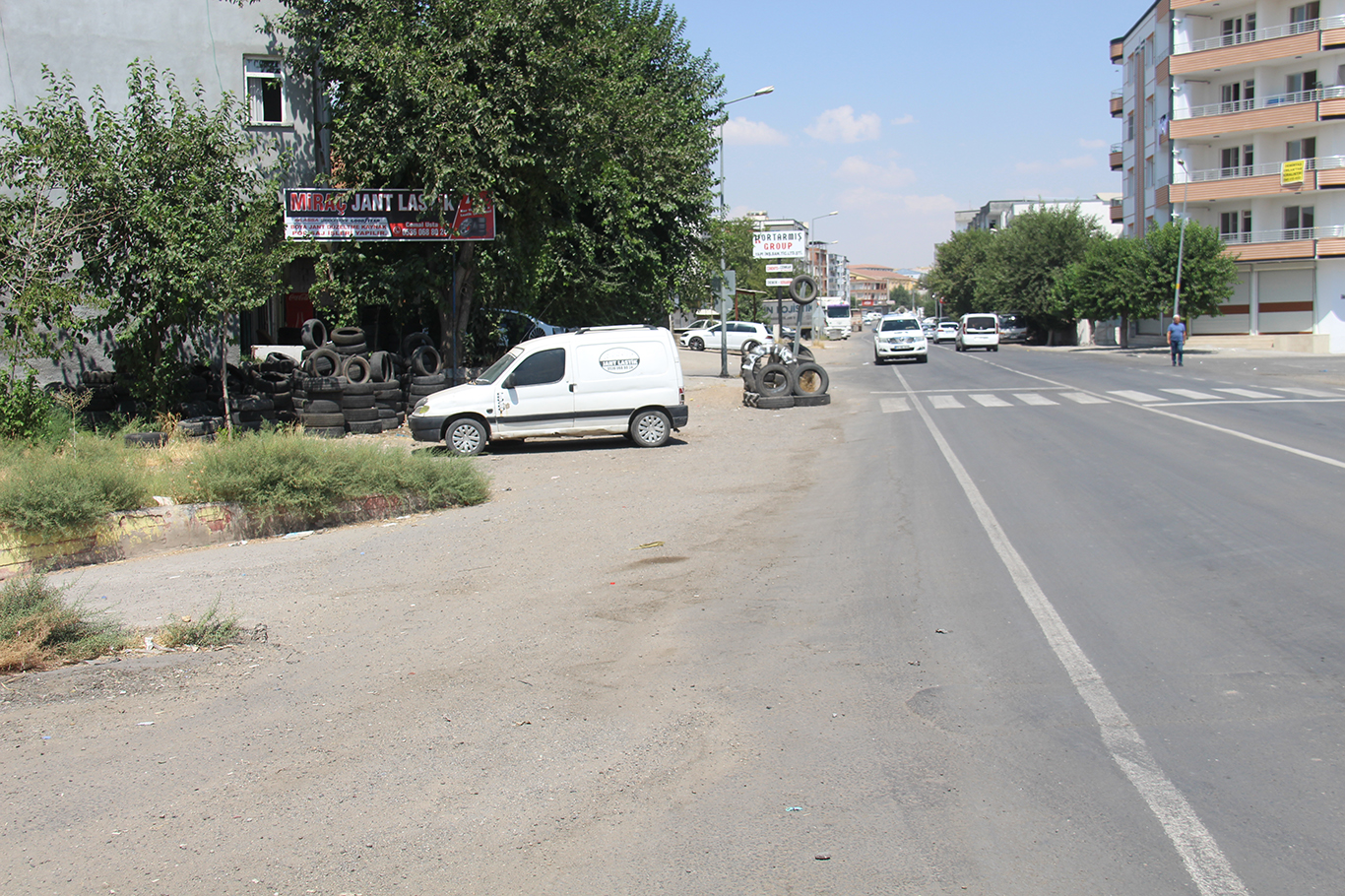 Bismil'de yıllardır değişmeyen çile: 1,5 kilometrelik caddede kaldırım yok