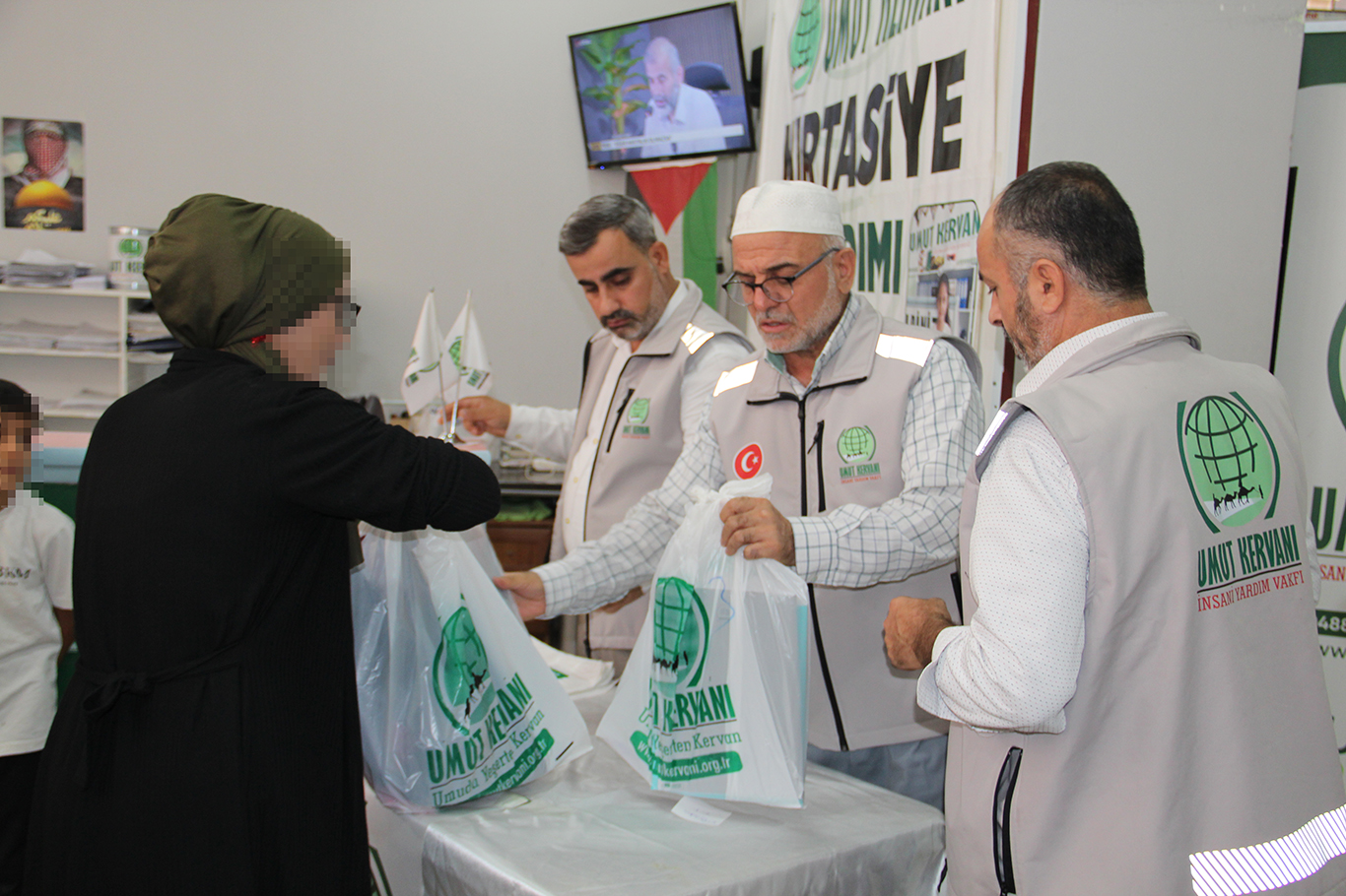 Umut Kervanı Batman'da 450 ihtiyaç sahibi aileye kırtasiye desteği sağladı