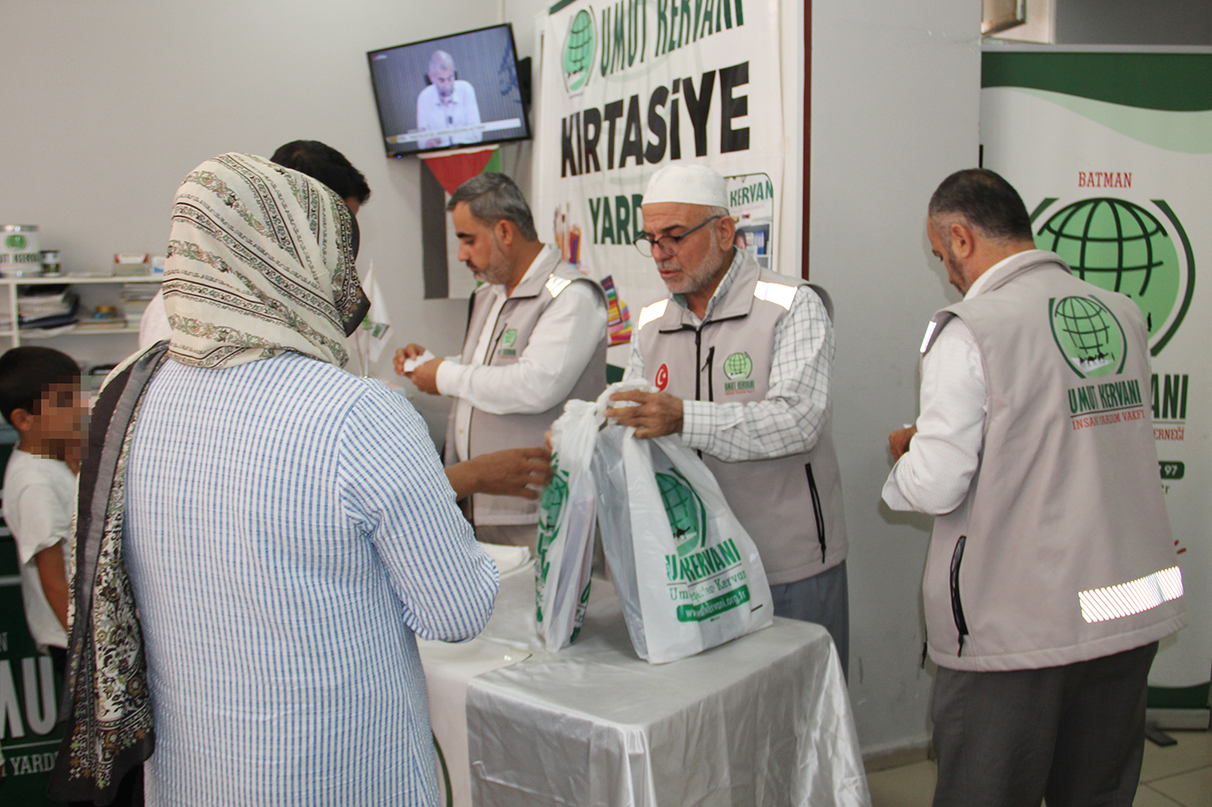 Umut Kervanı Batman'da 450 ihtiyaç sahibi aileye kırtasiye desteği sağladı