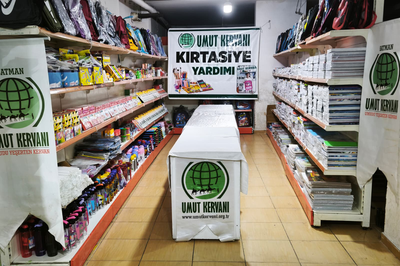 Umut Kervanı Batman'da 450 ihtiyaç sahibi aileye kırtasiye desteği sağladı