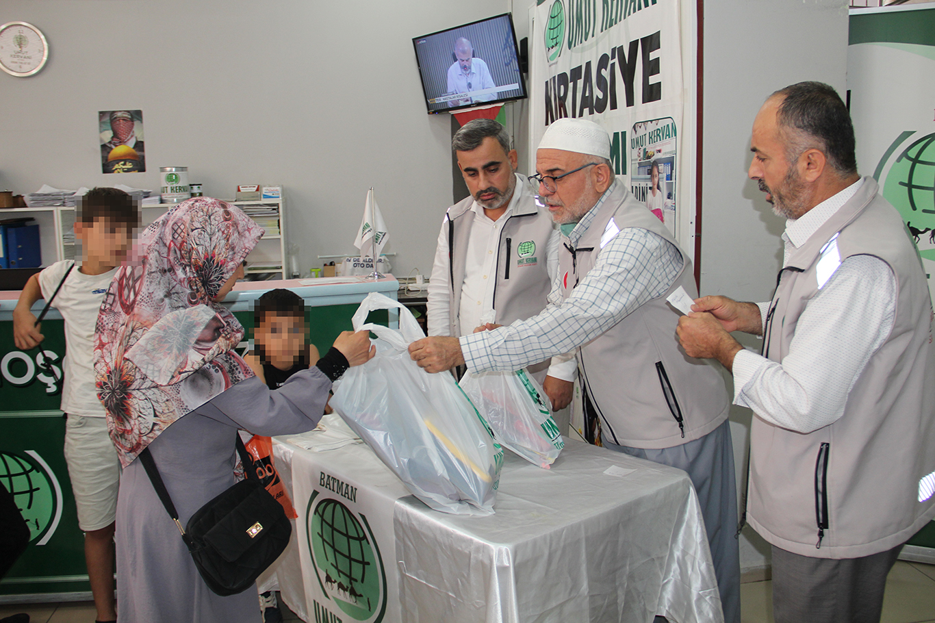 Umut Kervanı Batman'da 450 ihtiyaç sahibi aileye kırtasiye desteği sağladı