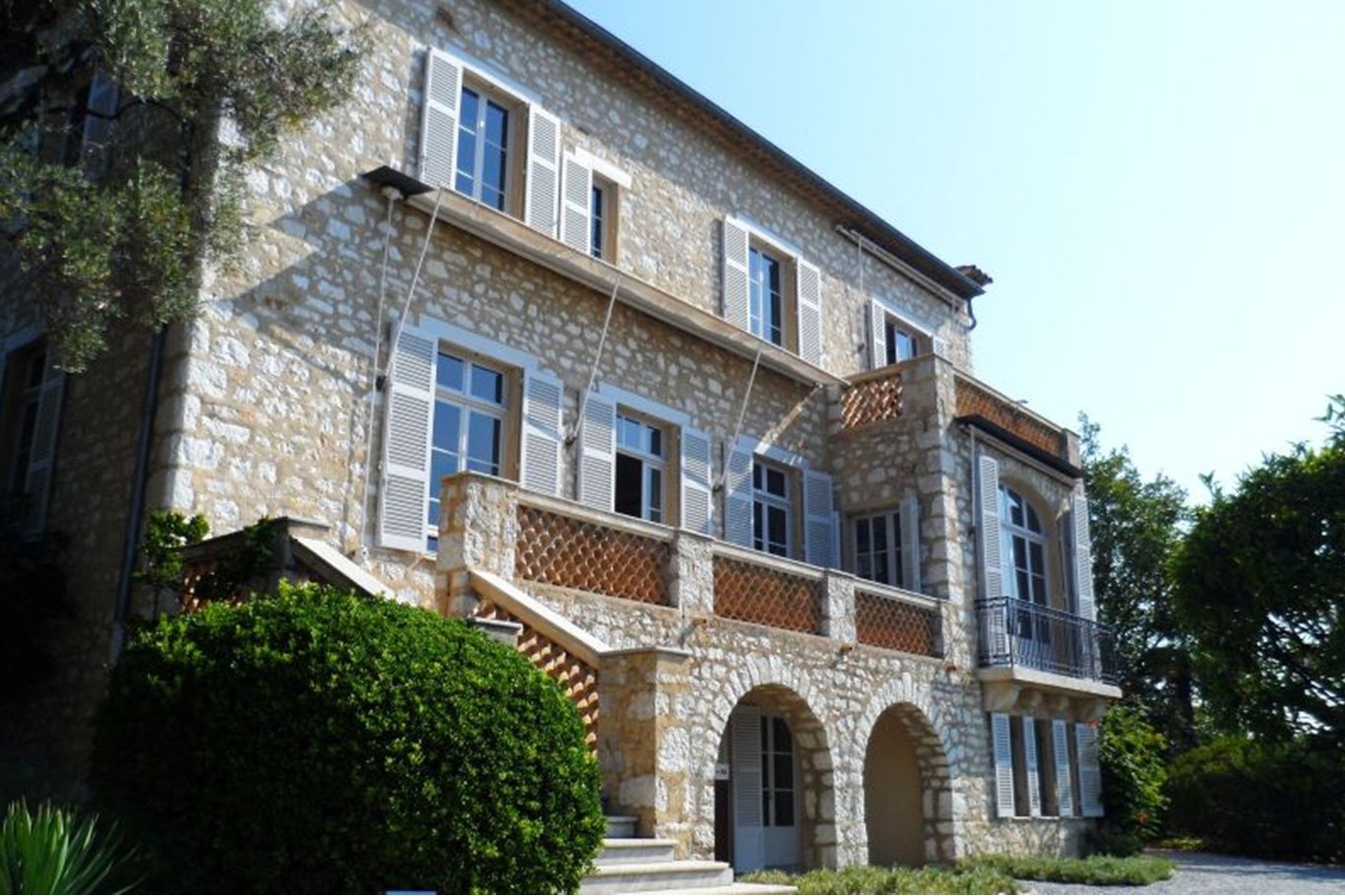Thieves steal artworks worth €9 million from France's Renoir Museum