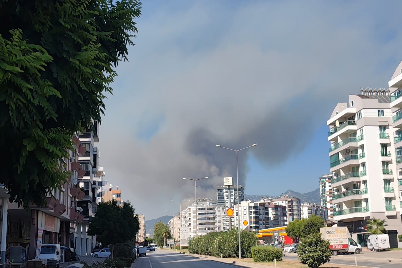 Antalya Kumluca'da yerleşim alanına yakın bölgede orman yangını