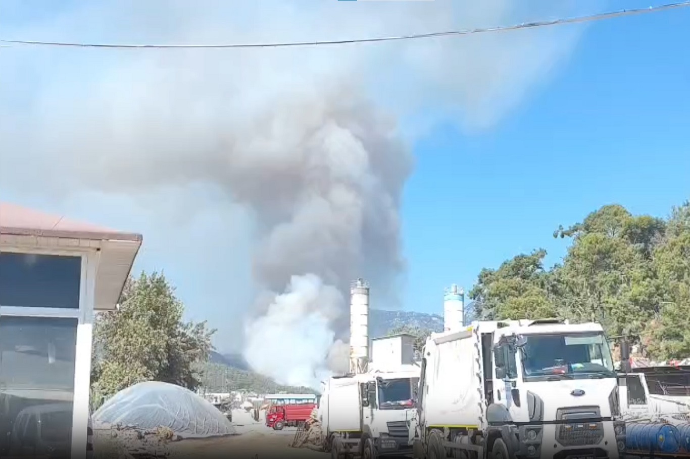 Antalya Kumluca'da yerleşim alanına yakın bölgede orman yangını