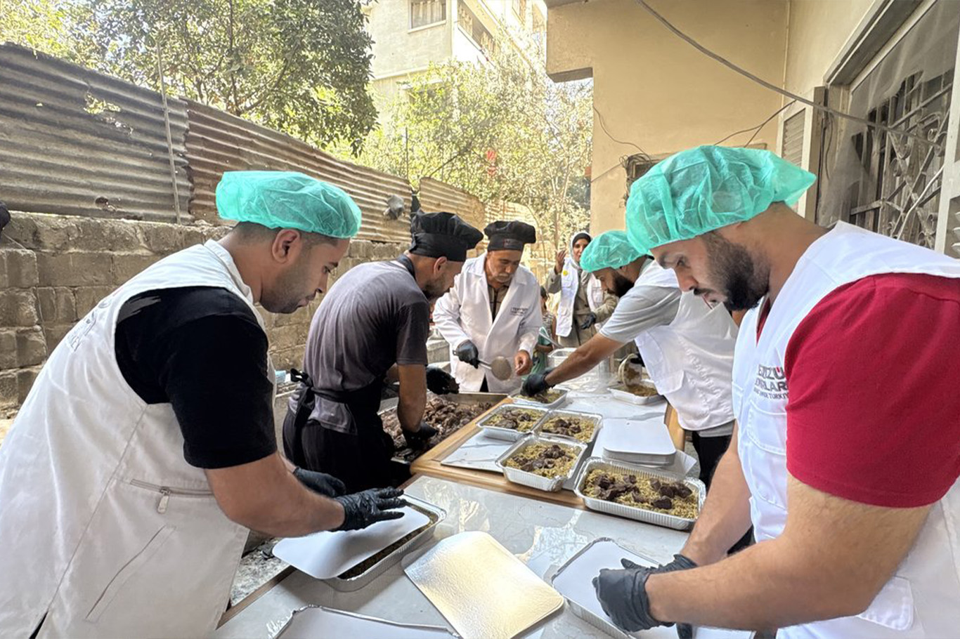 Kurban bayramında aldıkları vekâlet kurbanları keserek konserve işlemlerine başlayan Yeryüzü Doktorları, yürüttüğü titiz çalışma sonrasında hazırlanan etleri Gazze'ye ulaştırdı.