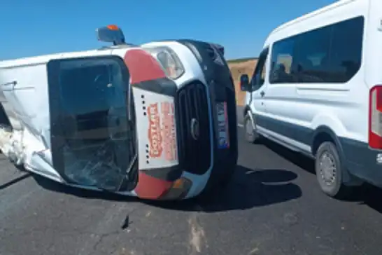 Mardin'de öğrencileri taşıyan minibüs devrildi: 13 yaralı
