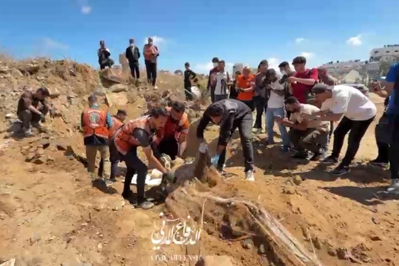 الدفاع المدني ينتشل رفات 12 شهيدًا من ركام منزلين في غزة