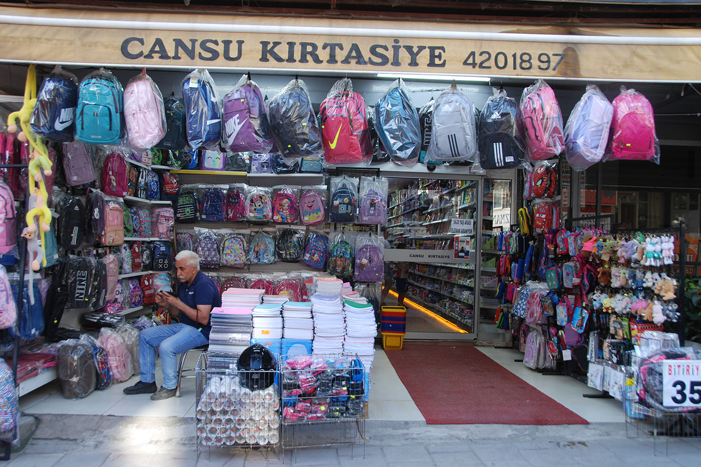 İzmir’de kırtasiyelerde okul alışverişi hareketliliği başladı