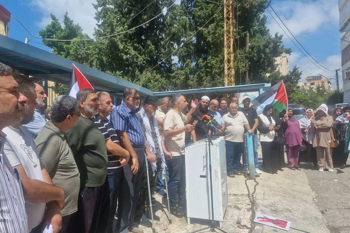  فلسطينيون في لبنان يحتجون على تقليص الأونروا خدماتها