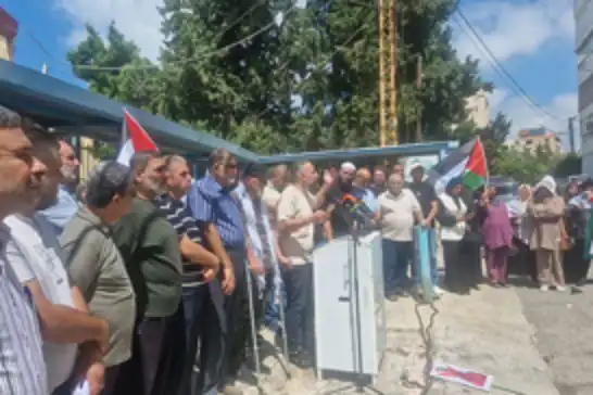  فلسطينيون في لبنان يحتجون على تقليص الأونروا خدماتها