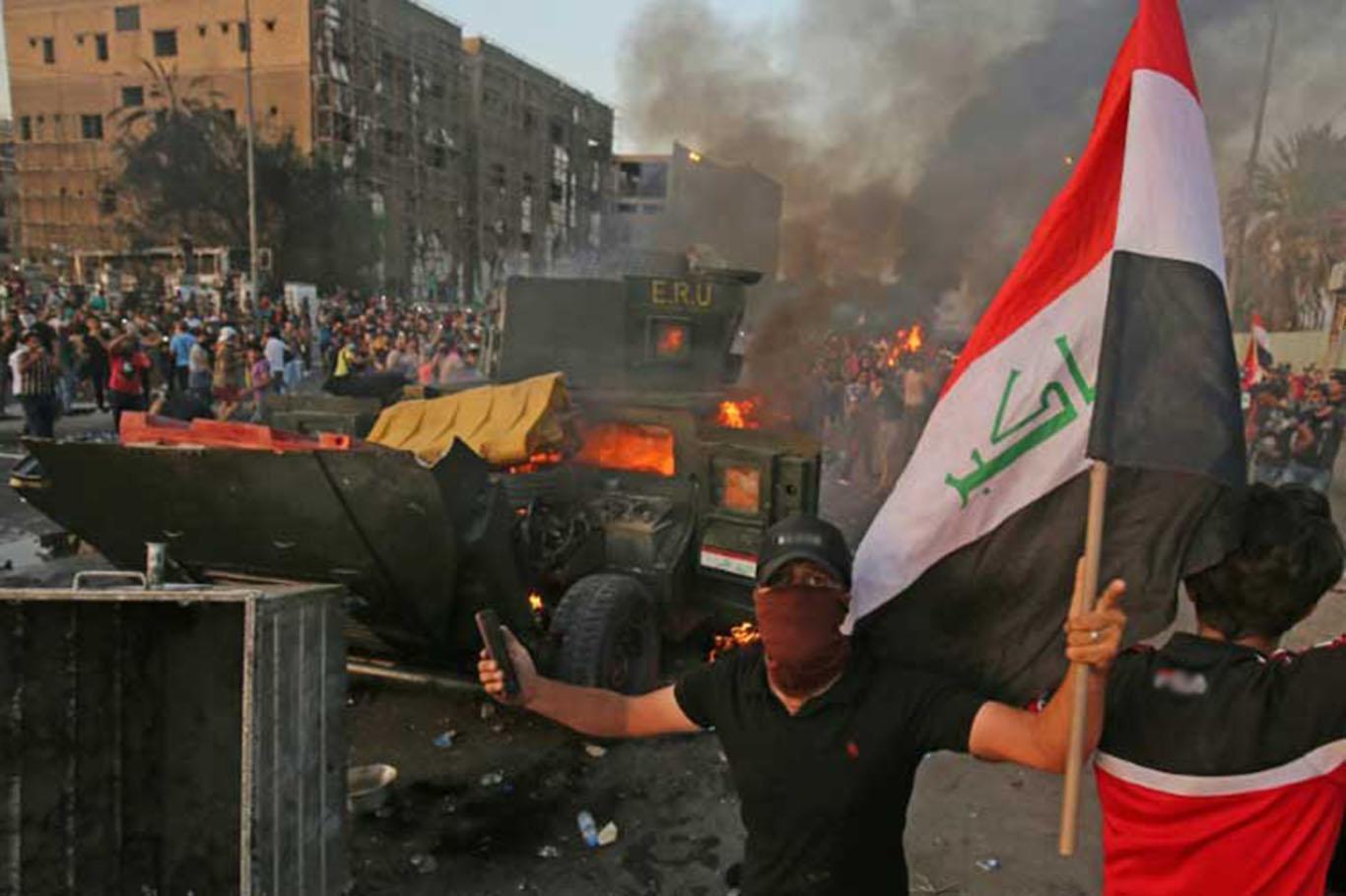 امتدت الاحتجاجات والاشتباكات إلى منطقة الصدر في العراق