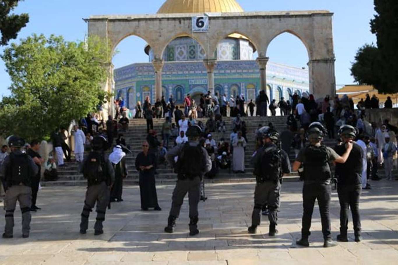 الاحتلال الصهيوني يعتقل المسلمين في المسجد الأقصى