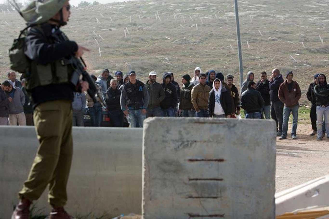 السلطة تطلب من العمال الفلسطينيين في الداخل المحتل العودة للضفة