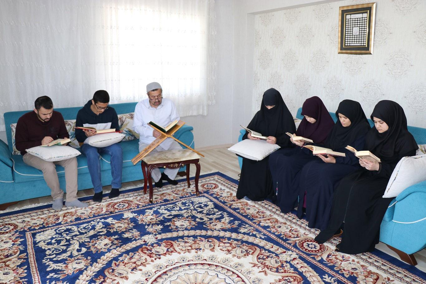 تحويل الوضع الحزين إلى السرور من خلال إقامة العبادات في المنازل وتحويلها إلى المسجد