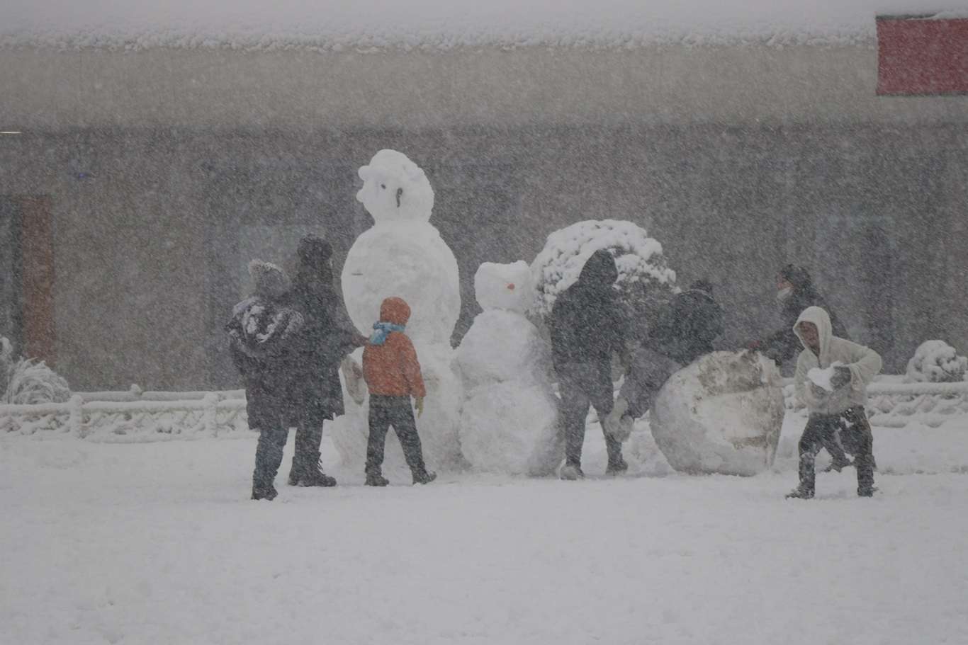 Heavy snowfall continuing in Istanbul