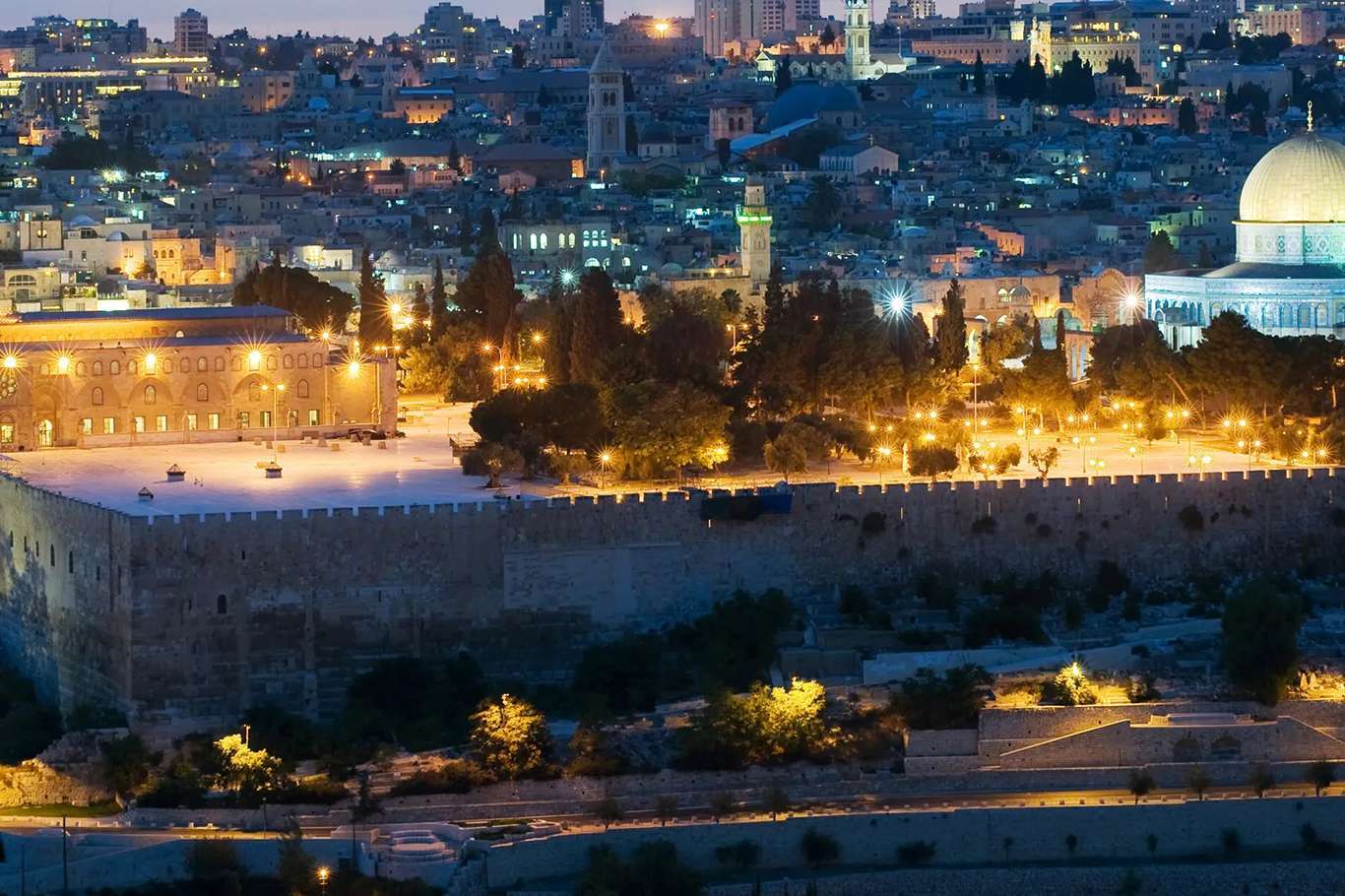 More than 100 Palestinians injured by Zionist gangs in confrontations at Al Aqsa Mosque
