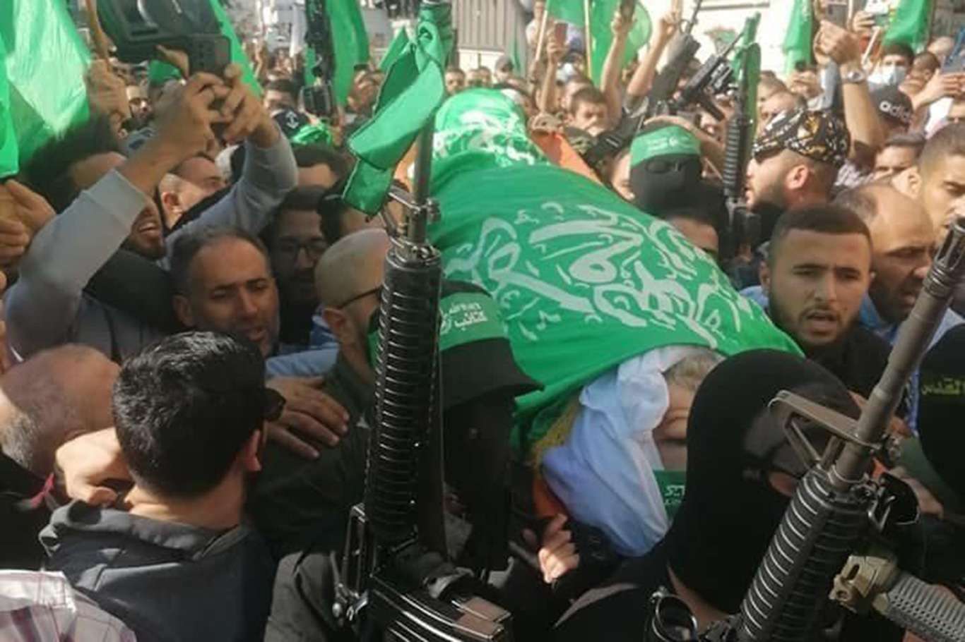 Palestinians bid farewell to former Minister of Prisoners Wasfi Qabha