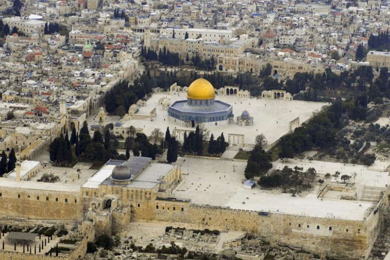 Several Palestinians injured in renewed clashes with police in Jerusalem