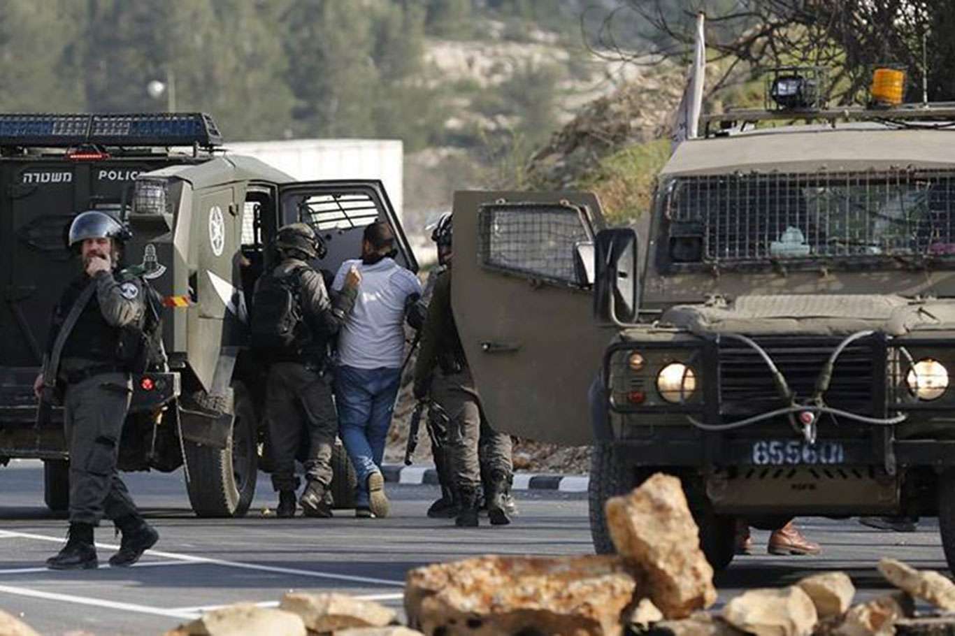 Zionist forces kidnap 13 Palestinians in West Bank