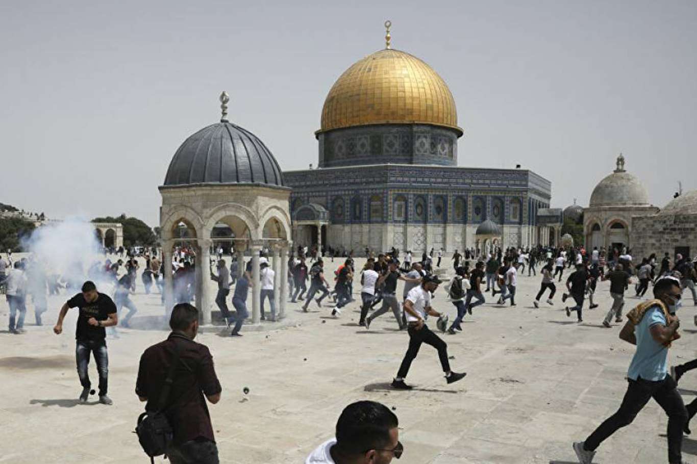 Zionist police assault Palestinians in Jerusalem