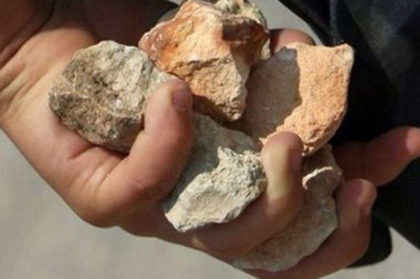 لە بەر ئەوەی لە ڤەرنەکانی جیاواز بوون بە بەرد باران کردن کوژران