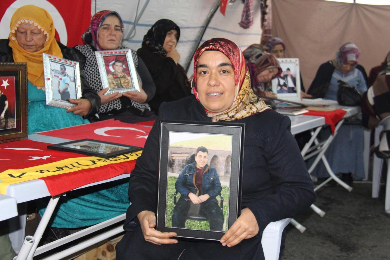 منداڵی یەکێک لە خانەوادەکانی کە بۆ گەڕانەوەی منداڵەکانیان پاسەوانی دەکرد گەڕایەوە
