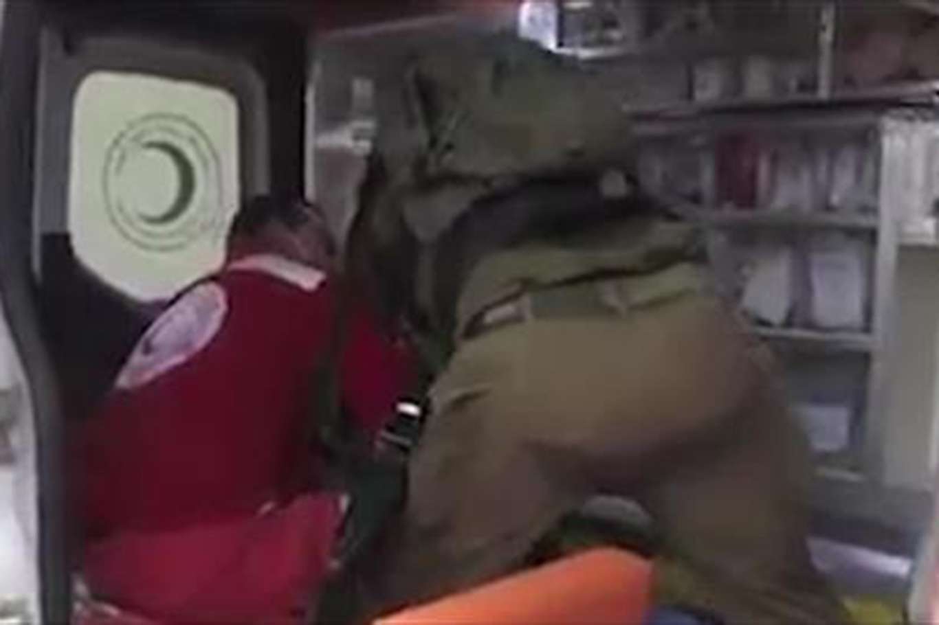 داگیرکەرێکی سەهیۆنی هێرشی کردە سەر فەلەستینیێکی بریندار لە  ناو ئامبولانس