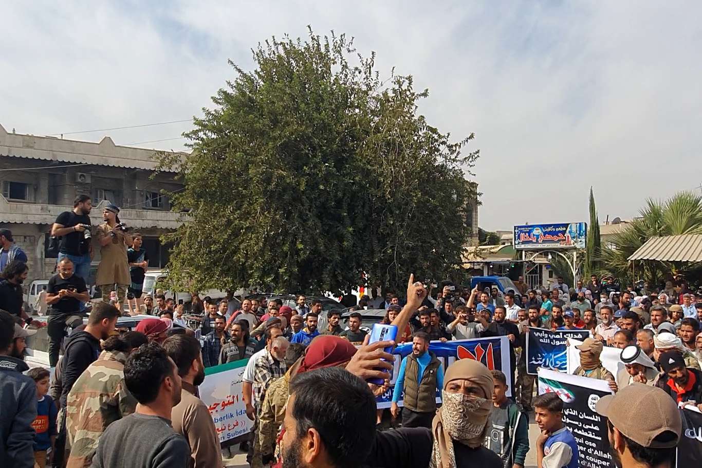 لە سەرێکانیی رۆژئاوای کوردستان لە دژی ماکرۆن خۆپیشاندان بەڕێوە چوو